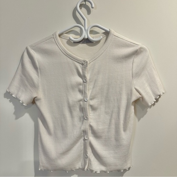 8 seconds | women's small white Button-Up Short Sleeve Top with ruffles - Picture 2 of 8